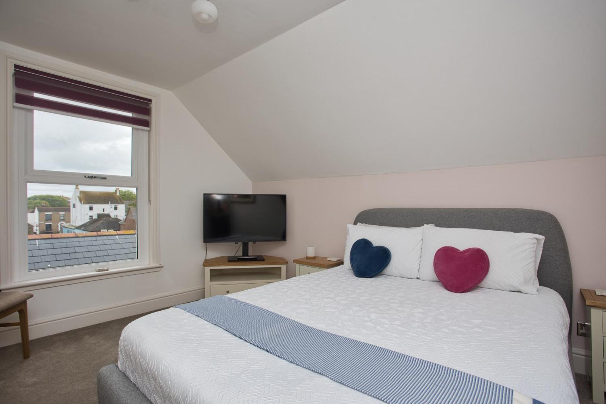 Spacious Seaside Escape In The Heart Of Deal, 4 Mins From The Beach Kültér fotó
