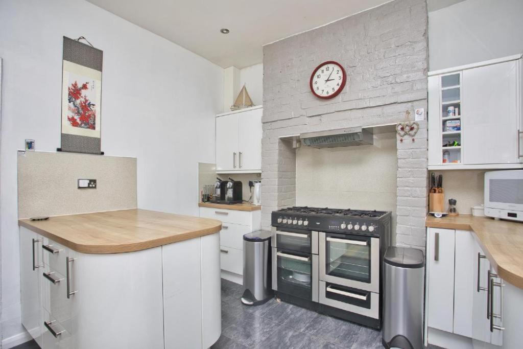 Spacious Seaside Escape In The Heart Of Deal, 4 Mins From The Beach Kültér fotó
