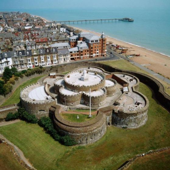 Spacious Seaside Escape In The Heart Of Deal, 4 Mins From The Beach Kültér fotó